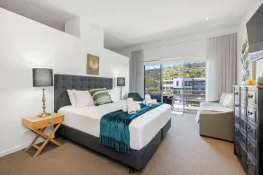 The Cove - Luxury Waterfront Accommodation - Image 5