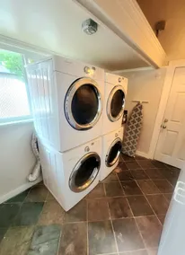 Home Away Studio Basement Apartment w/Hideabed - Image 2