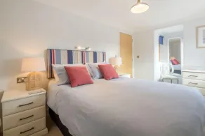 Diese ausgezeichnete Wohnung verfügt über eine der besten Aussichten in Wells-next-the-Sea. Es verfügt über einen offenen Wohnraum mit Französisch Türen, die auf einen super kleinen Balkon führen, und ein zweites Fenster mit freiem Blick auf den Hafen,... - Image 4