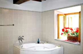 Voll ausgestattete Villa mit Whirlpool, Grill und Terrasse | Bergblick - Image 2
