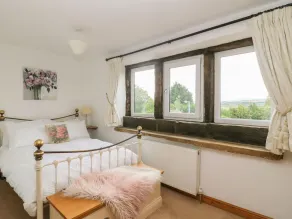 PICKLES HILL COTTAGE, pet friendly, with hot tub in Oakworth - Image 4