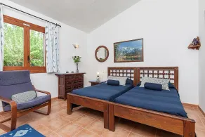 Villaen har en stor have med en lang rektangulær pool. - Image 4