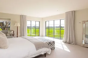 Chic Harbour Retreat for 10 With Pool - Image 1