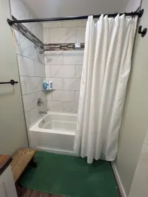 4 Bed, 1 Bathroom Bungalow 8 blocks from Downtown! - Image 4
