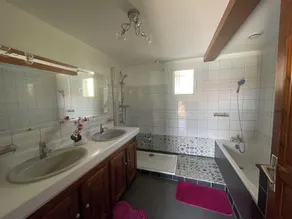 Quiet, bright detached house with private pool - Image 2