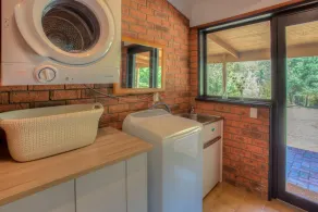 River front retreat in a quiet court only walking distance from cafes and Pub - Image 4