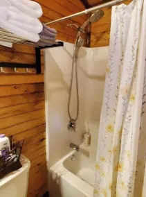 Beautiful Cubby Cabin On The Mountain - Image 4