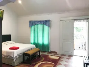 Room with pool views in a quiet area of Canggu, close to Berawa Beach - Image 4