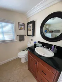 Nice 2Bedroom, 1,5 bathroom in Central location with secured parking. - Image 5