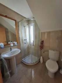 Vacker villa med stor uppvärmd pool, gratis wi-fi och air con i alla sovrum. - Image 4