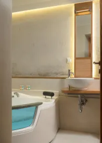 Seaside 2 floor Maisonette with Jacuzzi - Image 4
