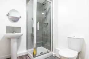 Cosy Two bedroom Apartment with Balcony - Image 2