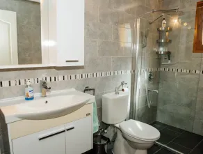 Beautiful 3 bedroom/2 bathroom bungalow with fantastic views! - Image 2