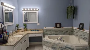 Modern & spacious 5-bedroom home w/ jacuzzi - minutes from the lake! - Image 3