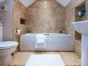 3 bedroom accommodation in Bosherston - Image 3