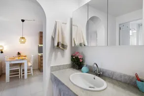 Holiday Apartment 'Views Of Sunsets' with Sea View, Shared Pool and Wi-Fi - Image 4