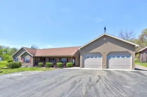 Lake front 7-bedroom house with movie theatre, hot tub, and game room! - Image 3