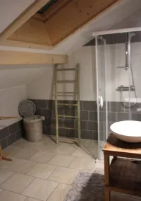 ITE DES CASCADES 14 Mennesker ved foden af CASACADES DU HERISSON - Image 3