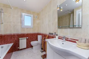 Beautiful 4-bedroomed villa with panoramic views overlooking Palma Bay, Mallorca - Image 4