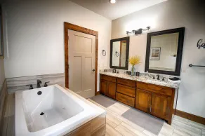 Exquisite Lake Tenkiller Home Away from Home - Image 4