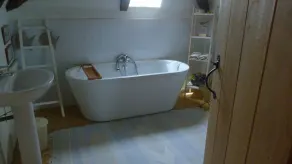 Renoveret stenhus i smuk beliggenhed. - Image 2