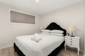 Bright 1-Bed Apartment with Garden Views - Image 4