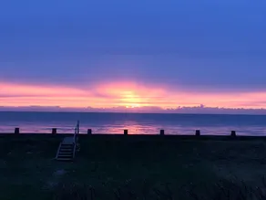Sea Front Luxury Beach House, Panoramic Views, Direct Beach access, West Sussex - Image 2