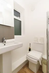 Newly renovated 6 bedroom house Sleeps 10 in Leeds - Image 2