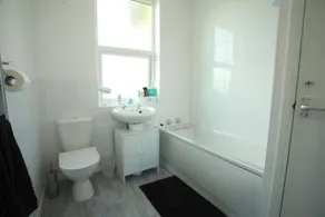 Nottingham Spacious Modern Home with Netflix & massive garden - Image 5