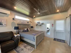Captain's Cabin at Copperas Creek with Fenced Yard - Image 4