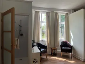 10-16 persons. Variable rates. 4 large (20-25 sq mtr) en suite rooms. - Image 4