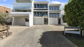 Breathtaking Ocean views in Sunshine Beach! Unit 2 Surfscene, 17 Park Crescent - Image 5