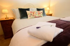 Unique & Characterful 16th Century Cottage w/own driveway 2 Min Walk to Village! - Image 4