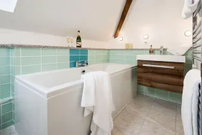 A cottage that sleeps 2 guests  in 1 bedroom - Image 3