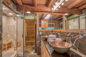 Abgeschiedene Oase mit Whirlpool, großer Terrasse, privatem Bach, 6 Minuten zum Strand! - Image 2
