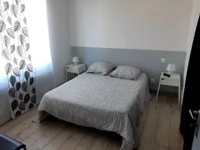 hus med have omgjort, privat vej, tæt på havet og byens centrum - Image 5