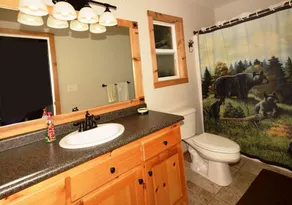 Large Deck & Mountain Views! Starlink Wi-Fi & Discounts! - Image 2