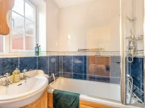 The perfect larger family sized home with vast, lush, enclosed garden. - Image 4