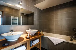 Ski-in/ski-out & foot of the slopes, swimming pool, sauna, hammam, terrace, balcony, tv, ski locker - Image 4