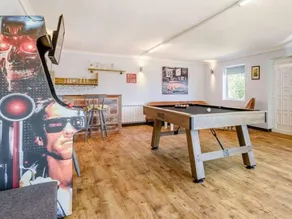 Luxury 5-bed House With Tennis Court & Games Room - Image 4