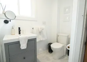 Christie Corner II: Quaint Apartment located in Desirable Port Dalhousie - Image 4