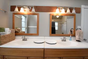 Charming Home Near IAH, Minutes from Malls!  - Image 2