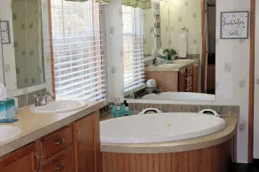 Large Home with Ample Space for Family and Groups - Image 2