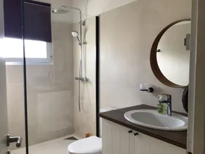 Vacker villa med trädgård och pool mellan hav och berg Titel - Image 4