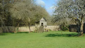 Beautiful Mews Cottage in 28 acres Swimming Pools Gym Tennis ,Lake, Pet friendly - Image 3