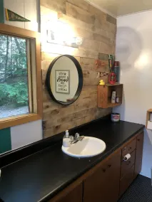 MOONDOG RETREAT: Tranquil Lakefront Cottage - Image 4