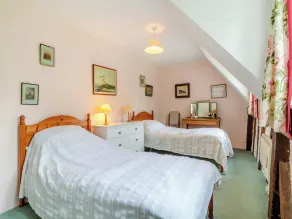 2 bedroom accommodation in Eye - Image 4