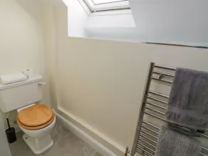 THE GRANARY, pet friendly, character holiday cottage in Gaydon - Image 3