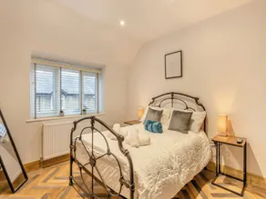 2 bedroom accommodation in Oakham - Image 4