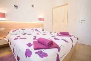 Holiday apartment with pool - Image 4